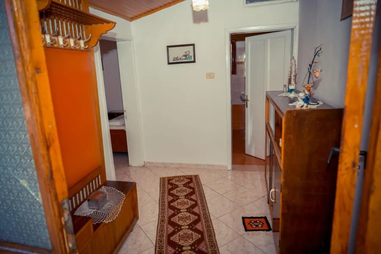 Affittacamere Flora'S Guesthouse 'The Fir Gate' Gjirokastër