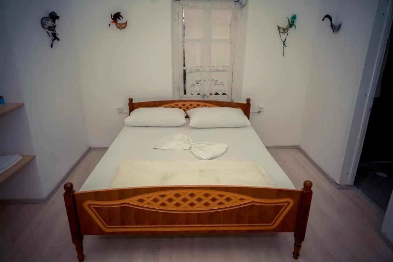 Flora'S Guesthouse 'The Fir Gate' Gjirokastër Affittacamere
