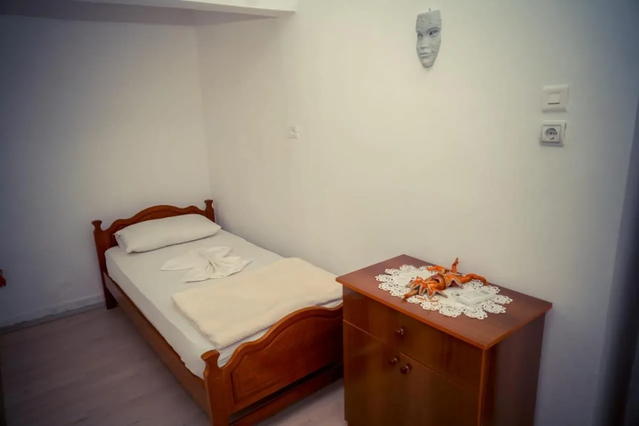 Flora'S Guesthouse 'The Fir Gate' Gjirokastër