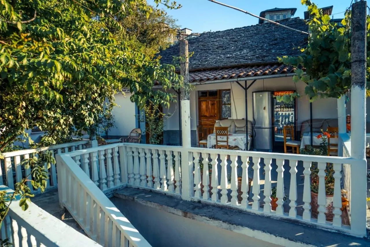 Flora'S Guesthouse 'The Fir Gate' Gjirokastër