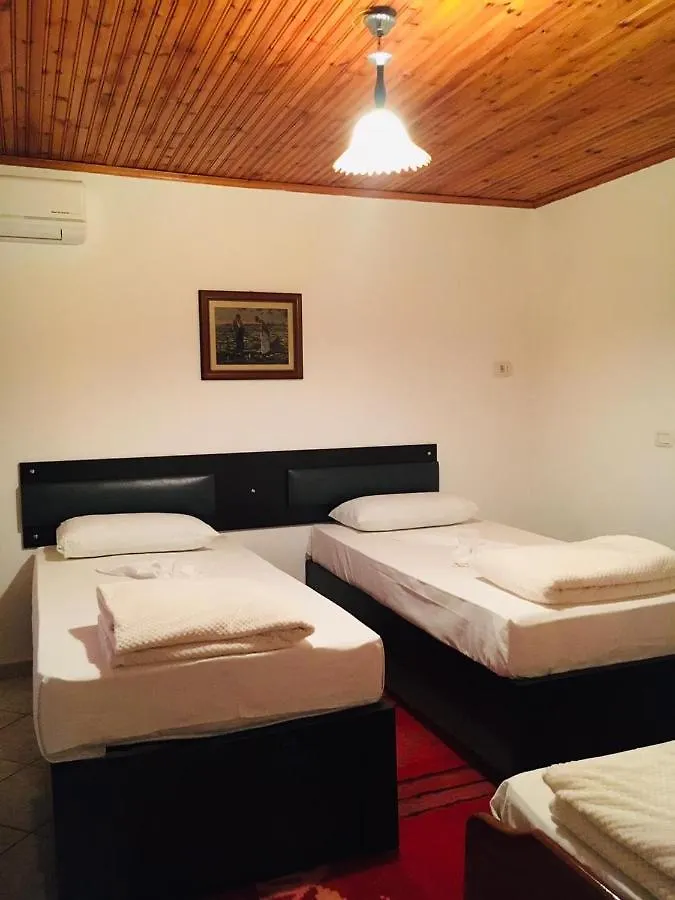 Penzion Flora'S Guesthouse 'The Fir Gate' Gjirokastër
