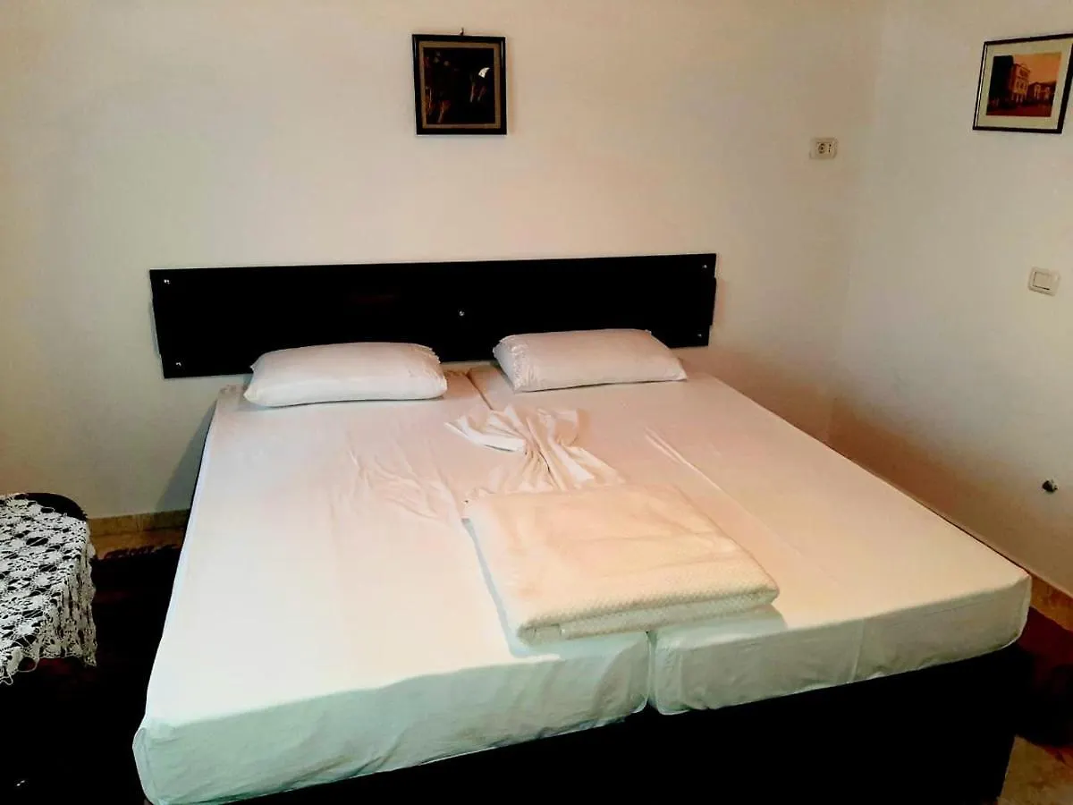 Pensjonat Flora'S Guesthouse 'The Fir Gate' Gjirokastra