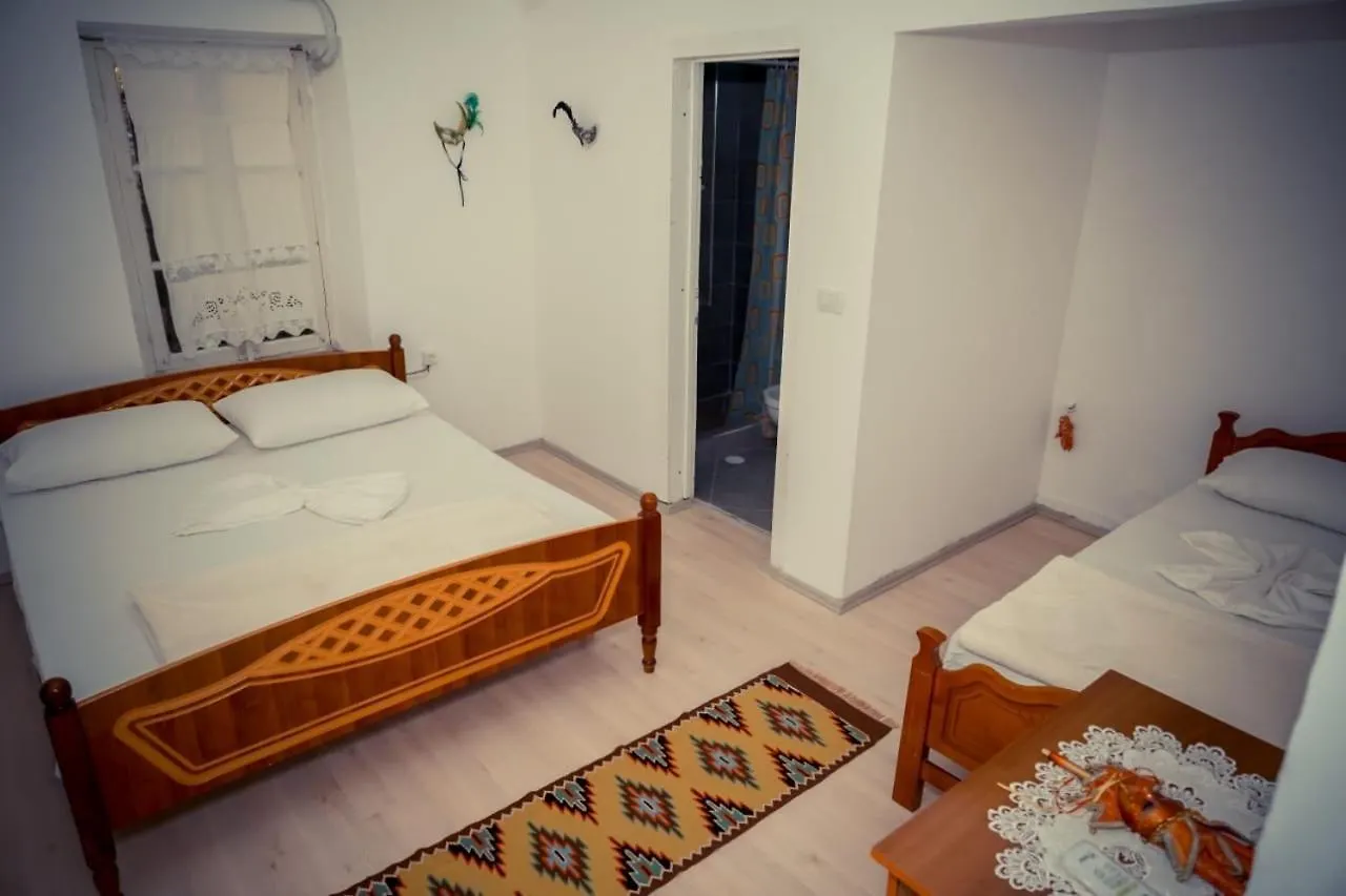Pensjonat Flora'S Guesthouse 'The Fir Gate' Gjirokastra Albania